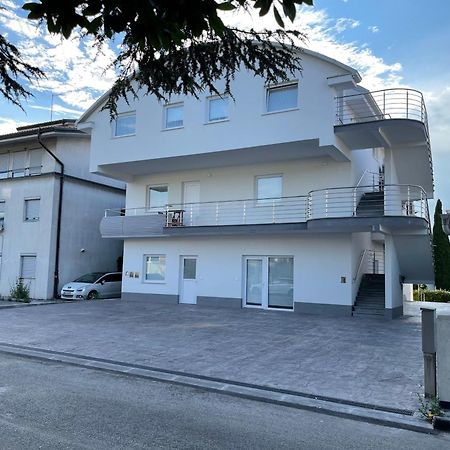 Apartmaji Meduza إيزولا المظهر الخارجي الصورة