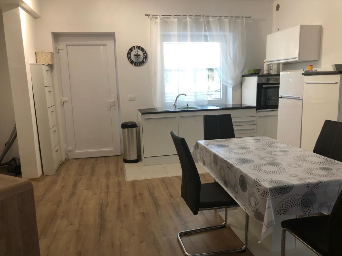 Apartmaji Meduza إيزولا المظهر الخارجي الصورة