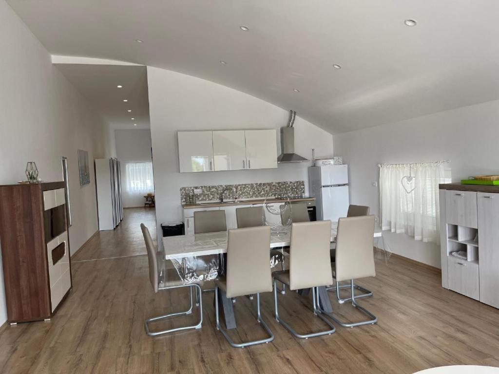Apartmaji Meduza إيزولا المظهر الخارجي الصورة